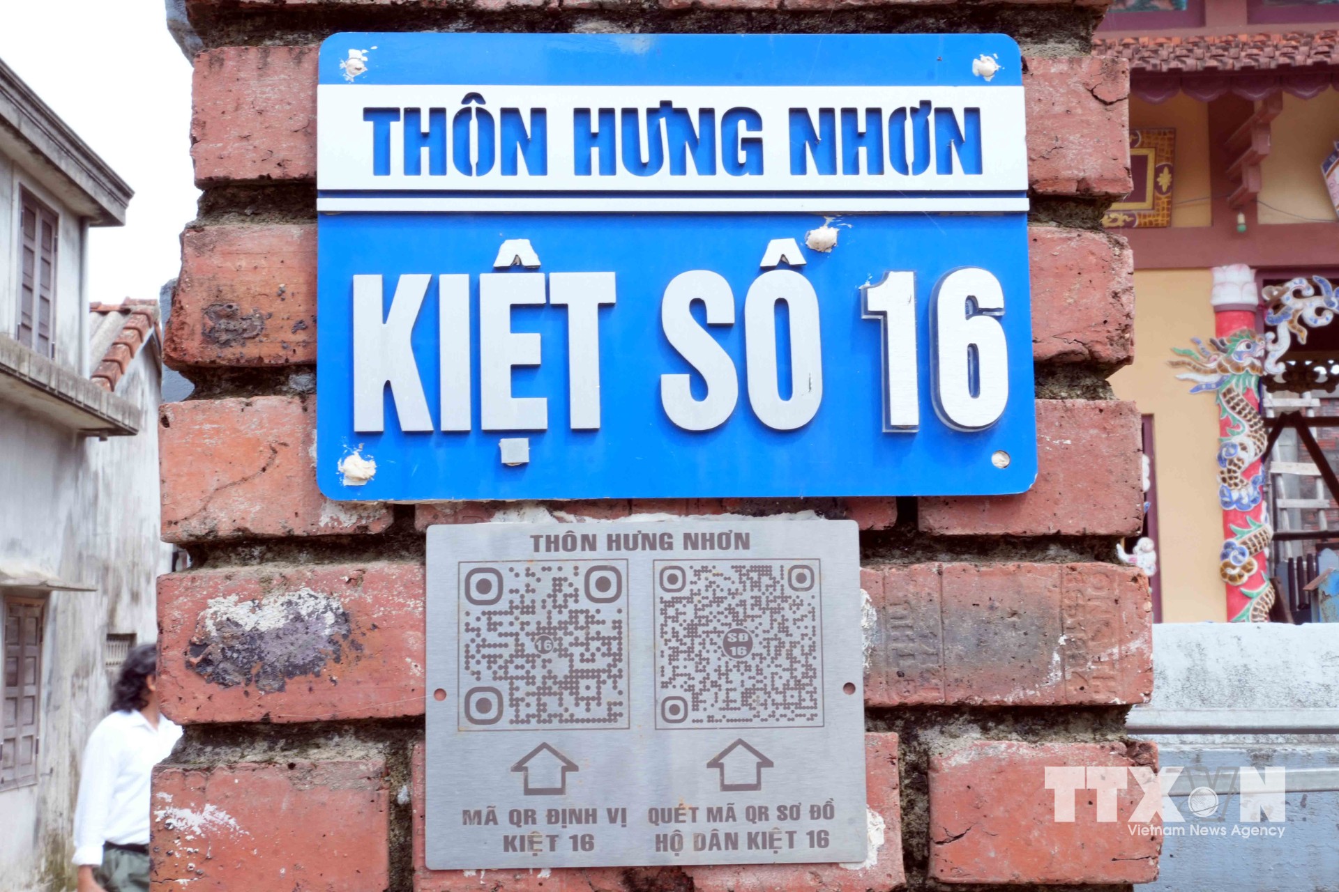 Biển gắn mã QR được gắn ở bên ngoài cửa nhà tại xã Nam Hải Lăng. (Ảnh: Tá Chuyên/TTXVN)
